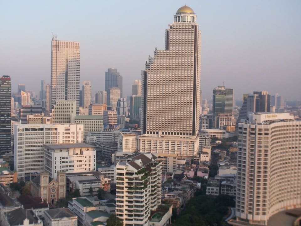 Blick auf State Tower ( mit der Kuppel) Hotel The Peninsula Bangkok