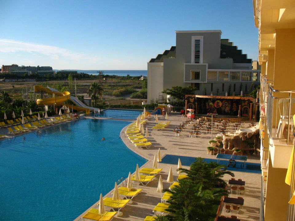 Pool Side Aluna Hotel