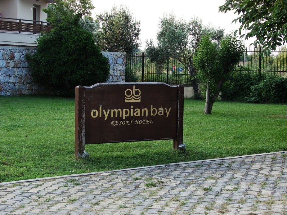 Einfahrt des Hotels Olympian Bay Grand Resort