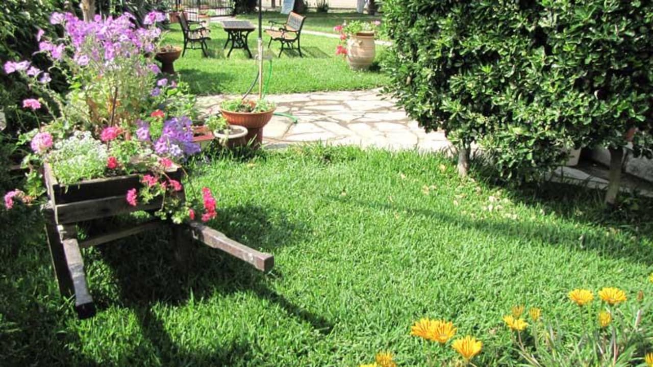 Teilansicht des Gartens Evristhenis House 1 & 2