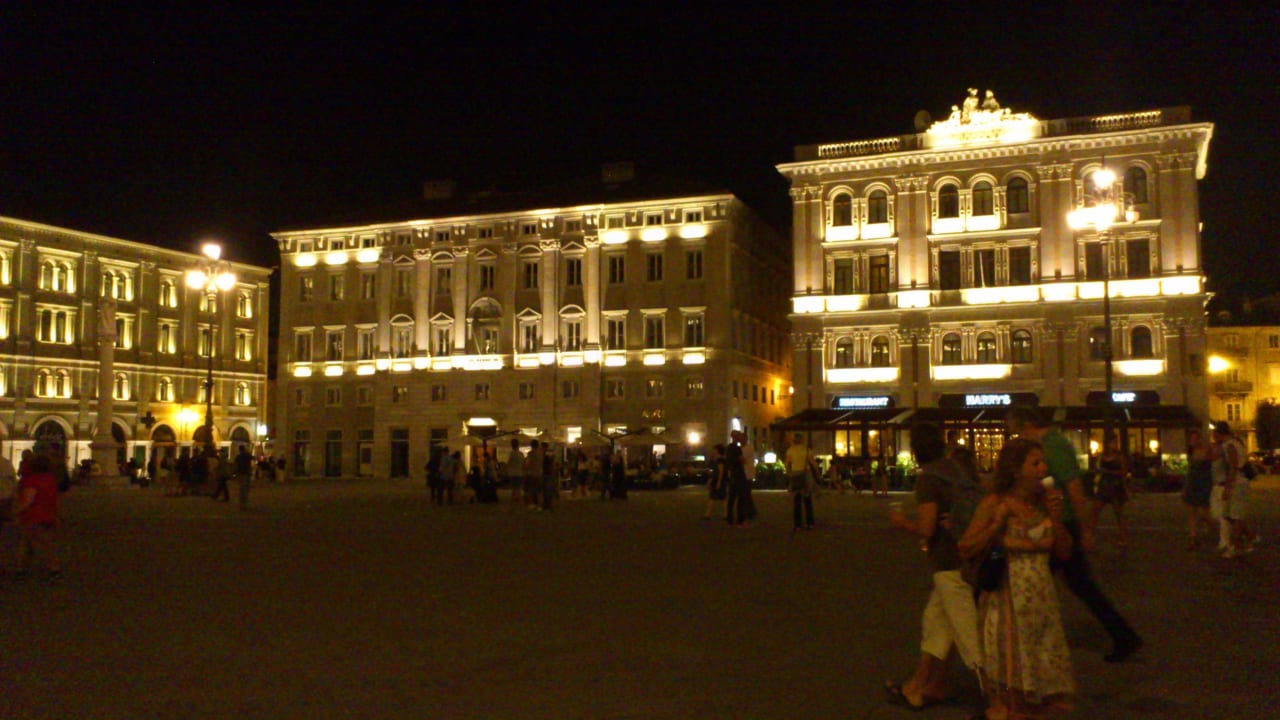 Vom Platz Unita d'Italia aus gesehen Grand Hotel Duchi d'Aosta