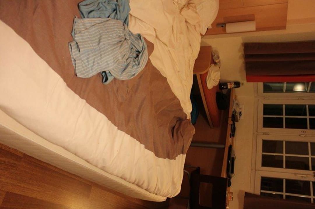 Bett und "Arbeitsbereich" ibis Hotel Paris Ornano Montmartre Nord