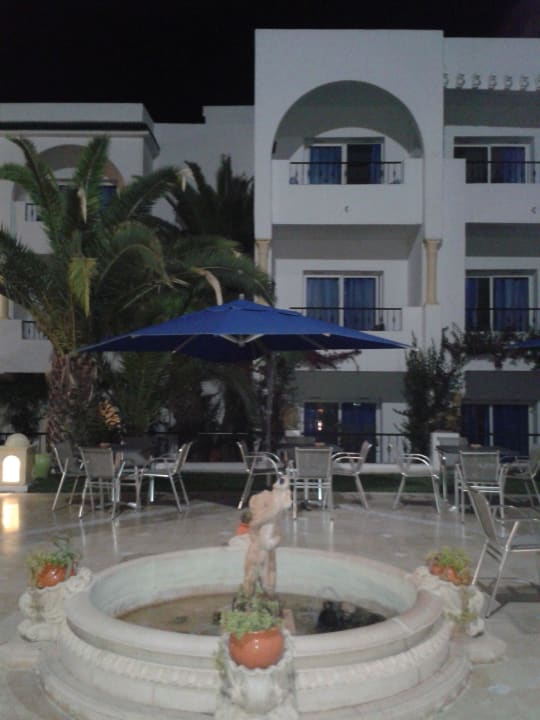 Im Innenhof dort wird auch gegessen Hotel Nesrine