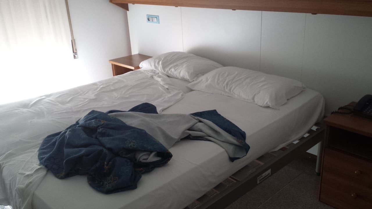 Das Bett war natürlich gemacht am Morgen Hotel Nelson