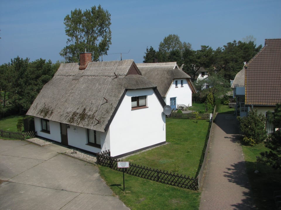 Blick auf Ferienhäuser vom Haupthaus. Ostseehotel Wustrow