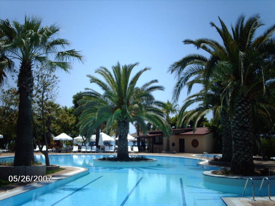 Hauptpool mit Blick auf Pool-Bar Hotel Grand Side