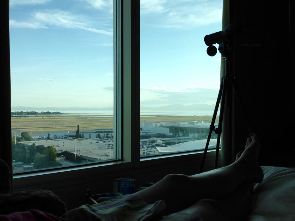 Ausblick mit Fernrohr in jedem Zimmer Fairmont Vancouver Airport
