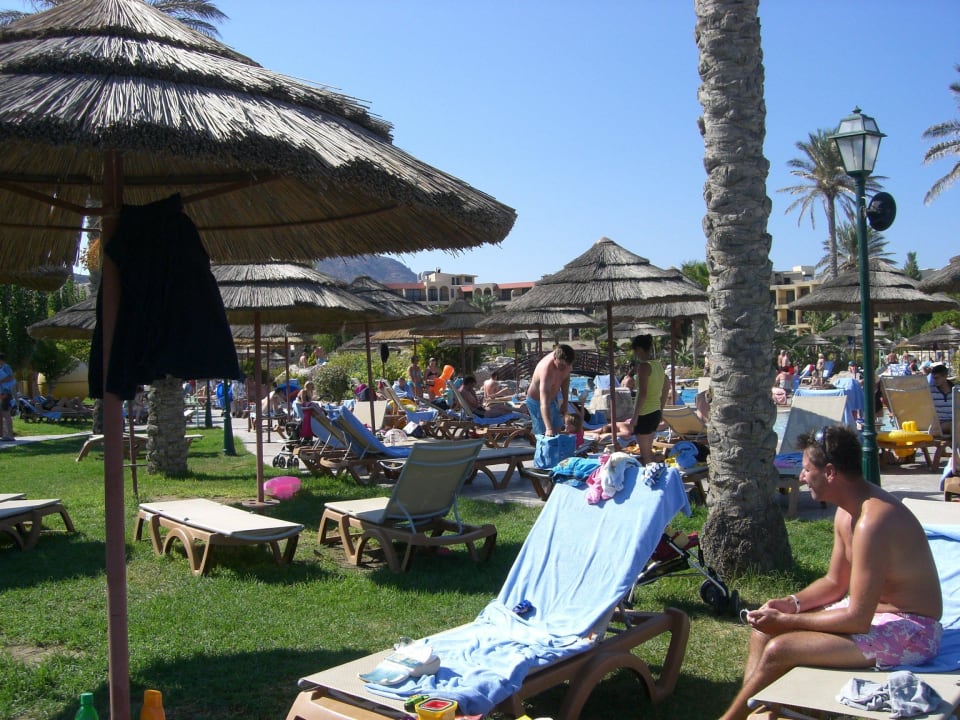 Liegewiese rund um die Pools im September Atlantica Aegean Blue