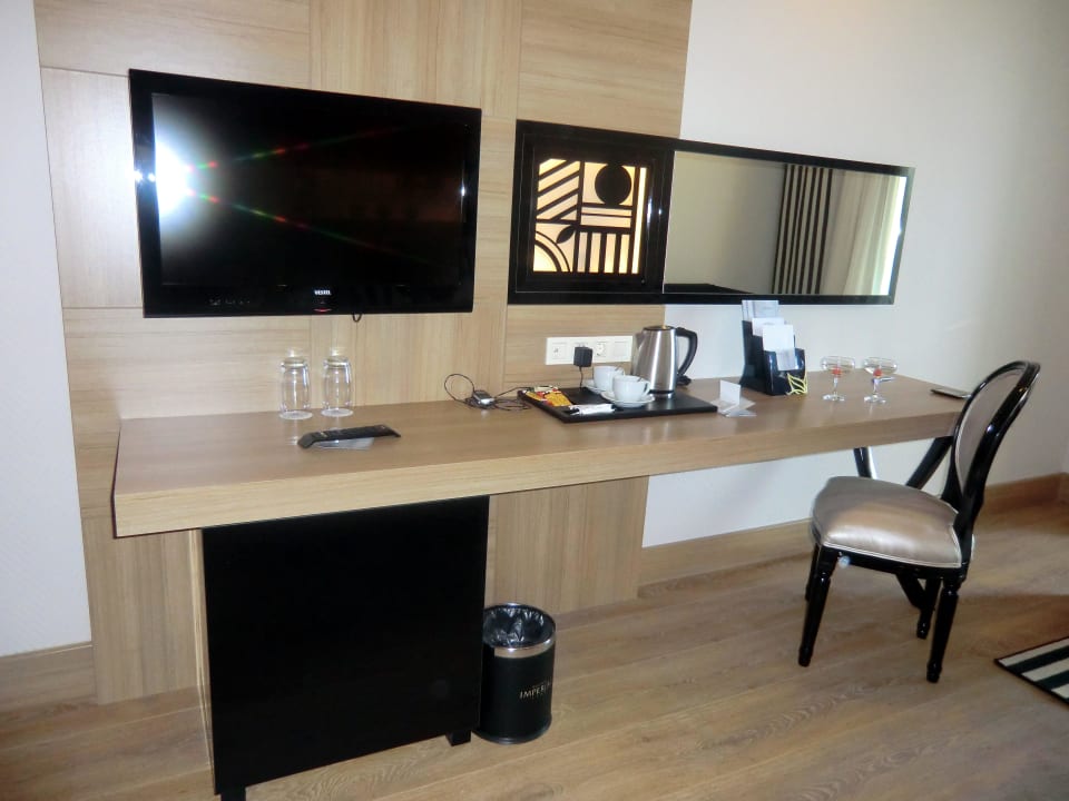 Schreibtisch mit Fernseher Hotel Delphin Imperial