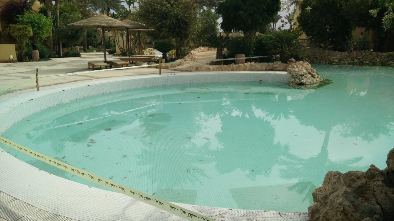 Abgesperrter dreckiger Pool Grand Makadi