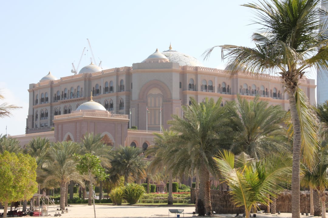 Blick vom Strand auf Teile des Hotels Emirates Palace Mandarin Oriental