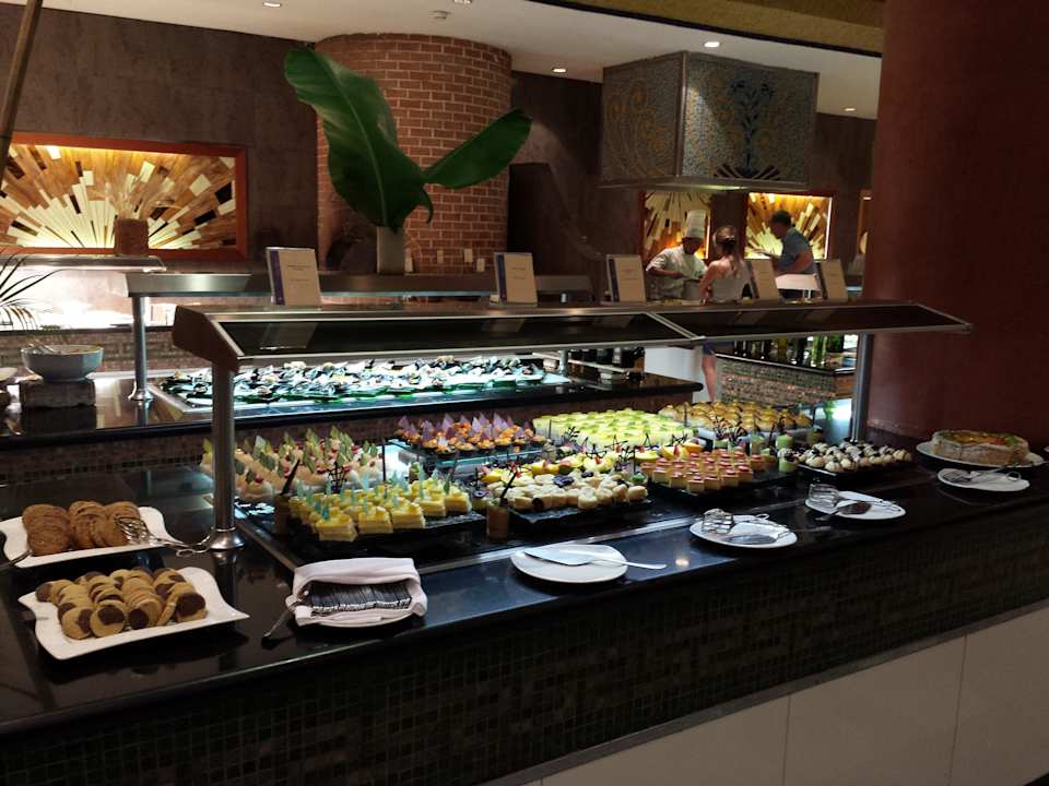 Teil des Nachspeisenbuffet im Hauptrestaurant JOIA Paraiso by Iberostar