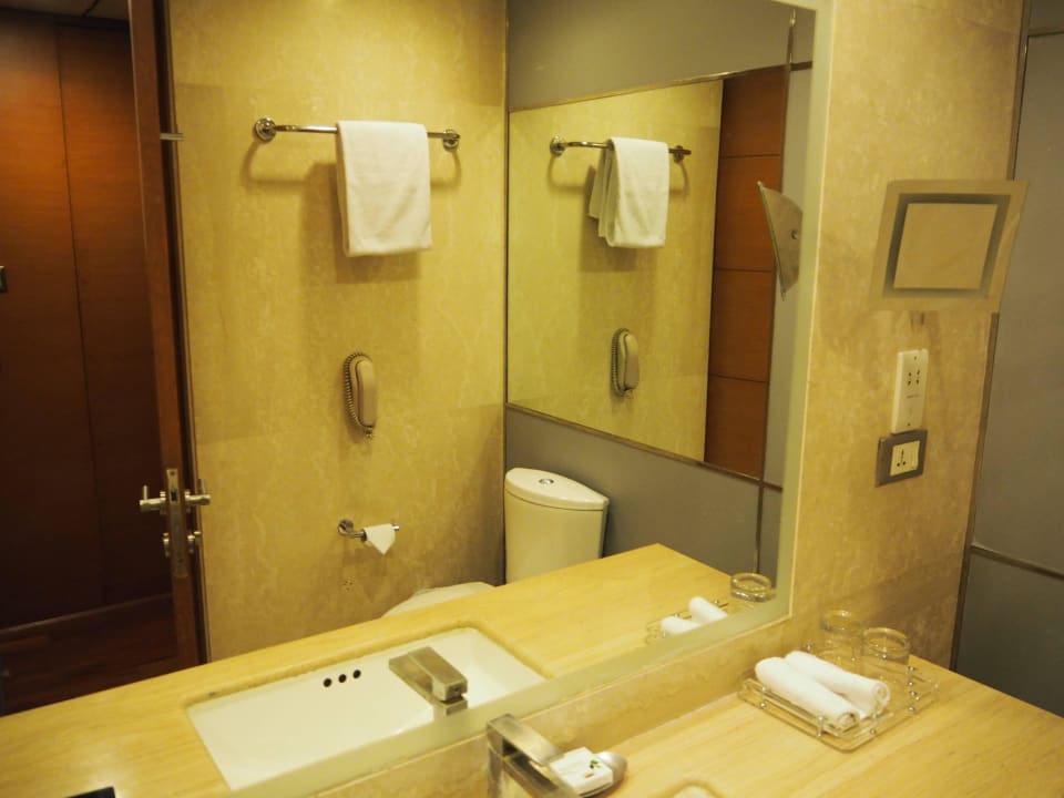 Erste Übernachtung: Bad, Waschbecken und WC Hotel The Piccadily New Delhi