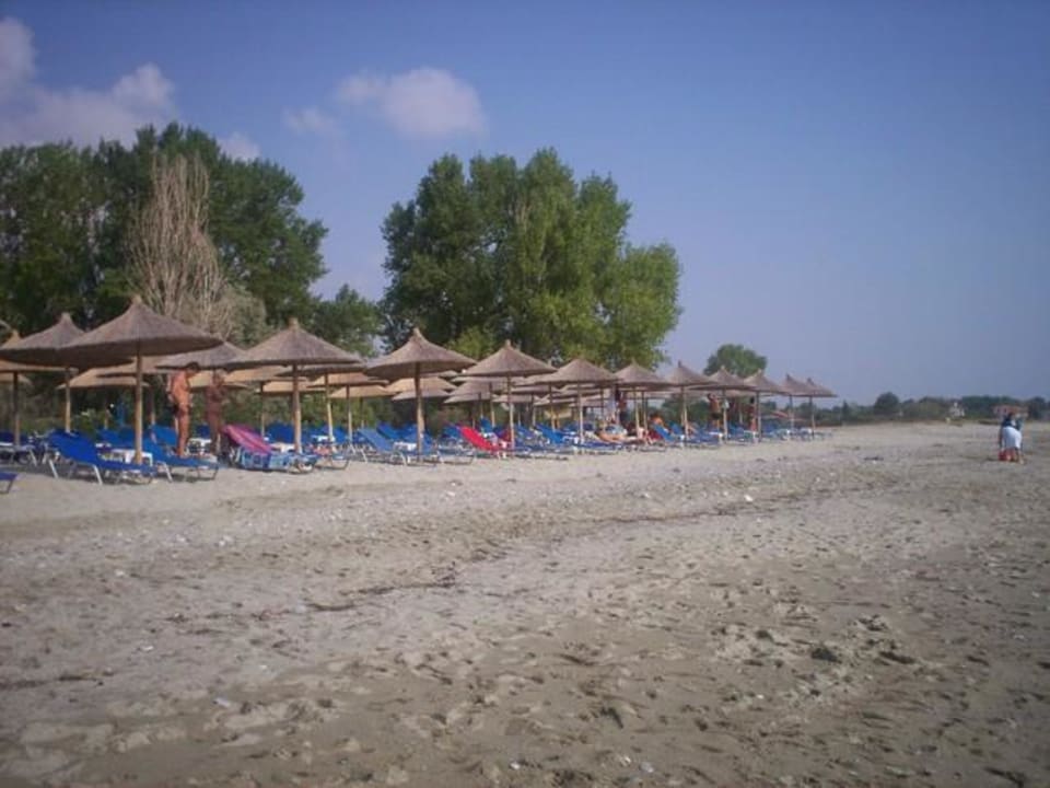 Die Liegen und Schirme am Strand Olympian Bay Grand Resort