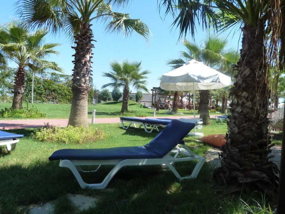 Blick von einem Chillhäuschen auf den Weg zum Strand Saturn Palace Resort Hotel