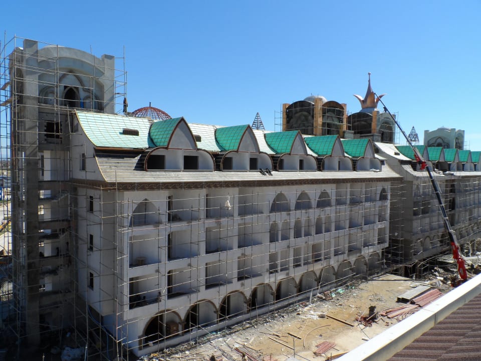 Neubau - Die erste Krone sitzt Side Crown Palace