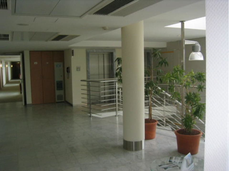 Flur 5. Stock Holiday Inn Berlin Airport - Conference Centre