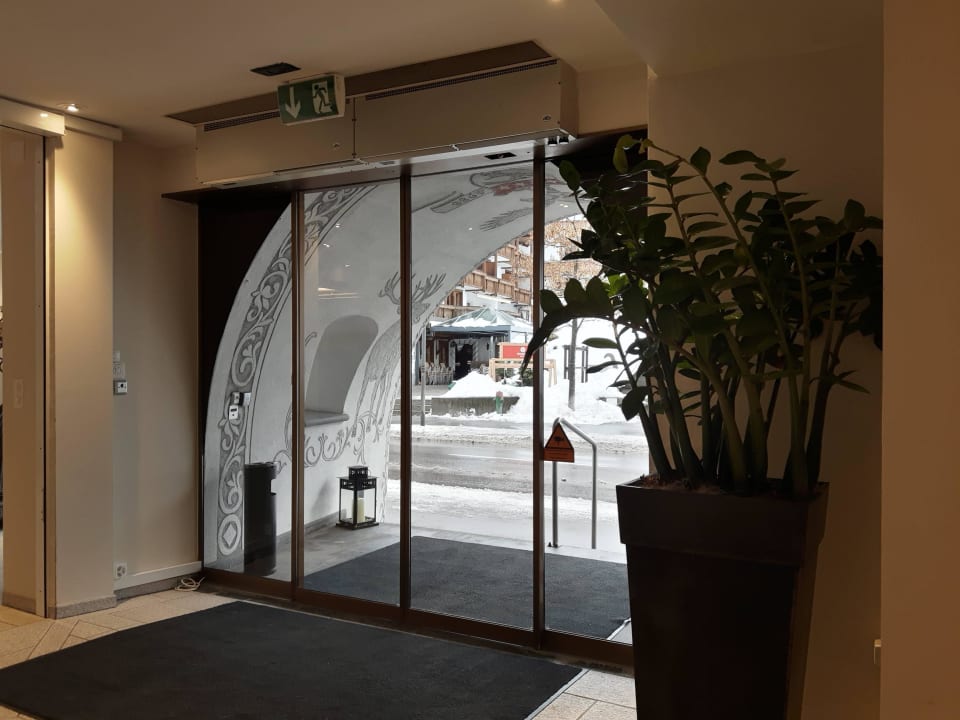 Haupteingang Hotel Lenzerhorn – Alpine Stay, Spa & Savour