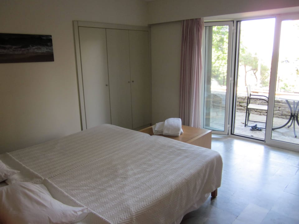 Zimmer mit Blick auf Terrase Hotel Makryammos Bungalows
