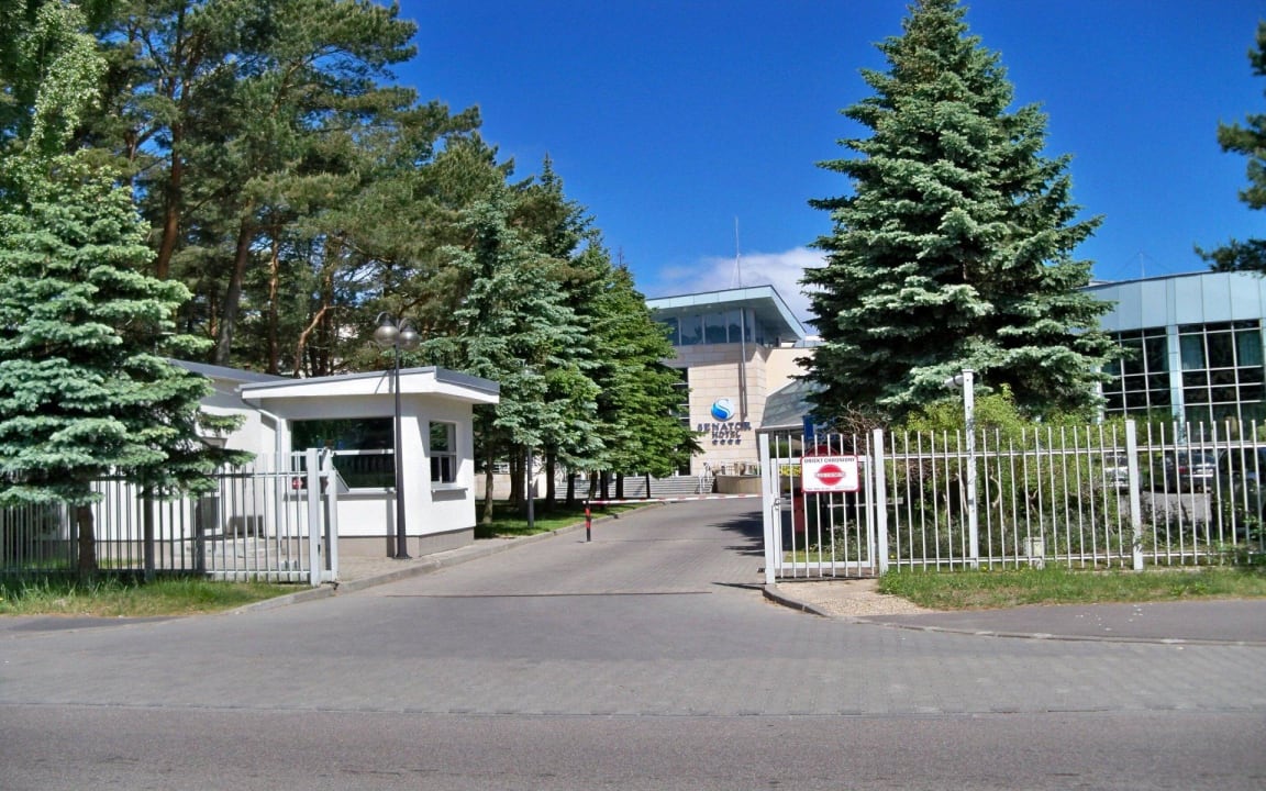 Einfahrt zur Hotelanlage Hotel Senator