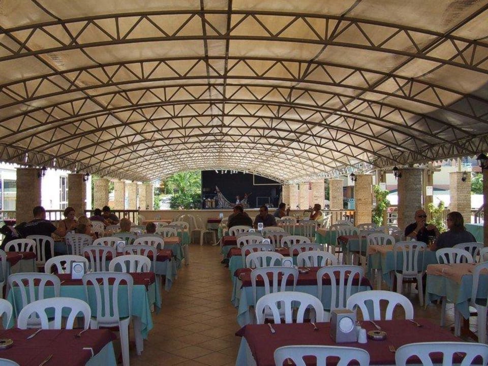 Blick vom Aussenrestaurant zur Bühne Dream Family Club