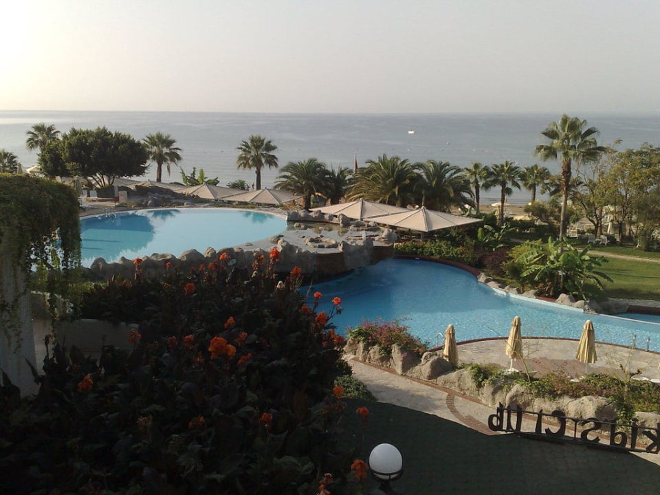 Pool and sea and sun and Sunrise Queen Luxury Hotel