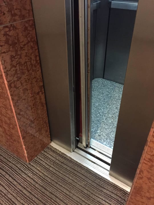 Der ständig defekte Fahrstuhl  Venus Beach