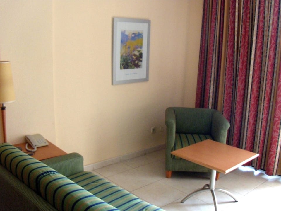 Die Sitzecke des Apartments mit Couch Bull Dorado Beach & Spa