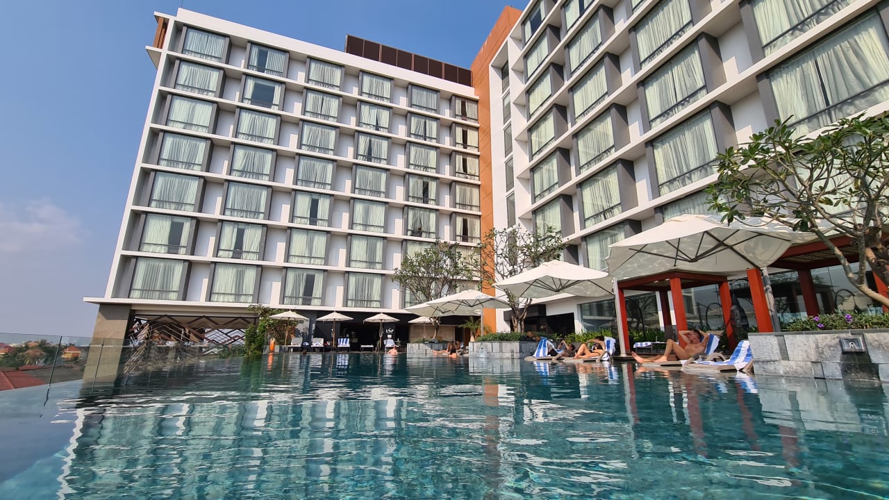 Pool Crowne Plaza Vientiane