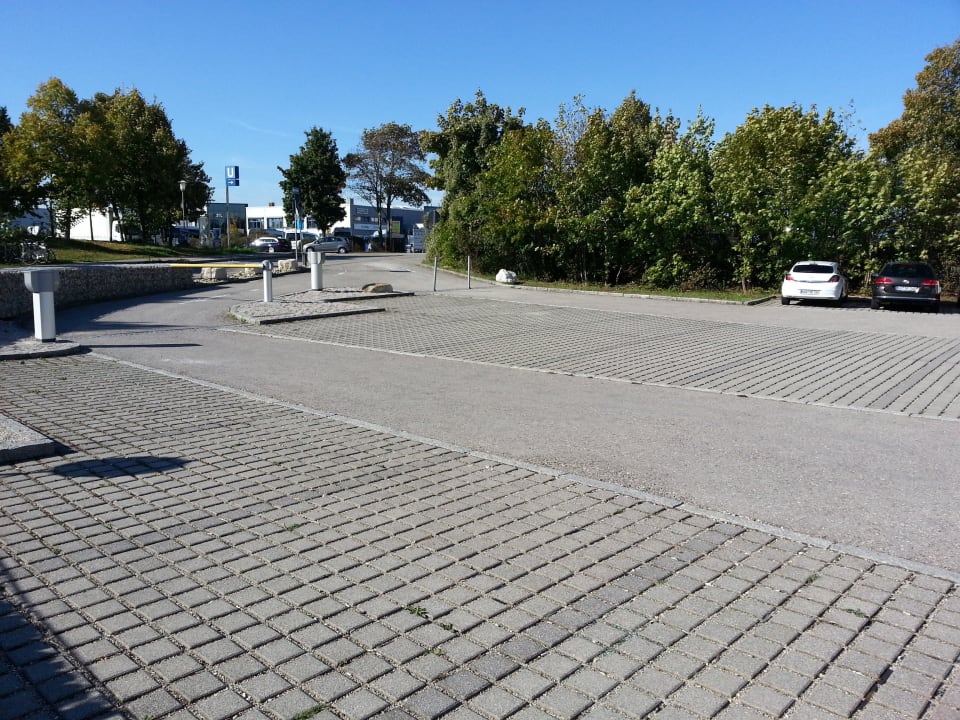 Parkplatz kostenpflichtig Motel One München-Garching