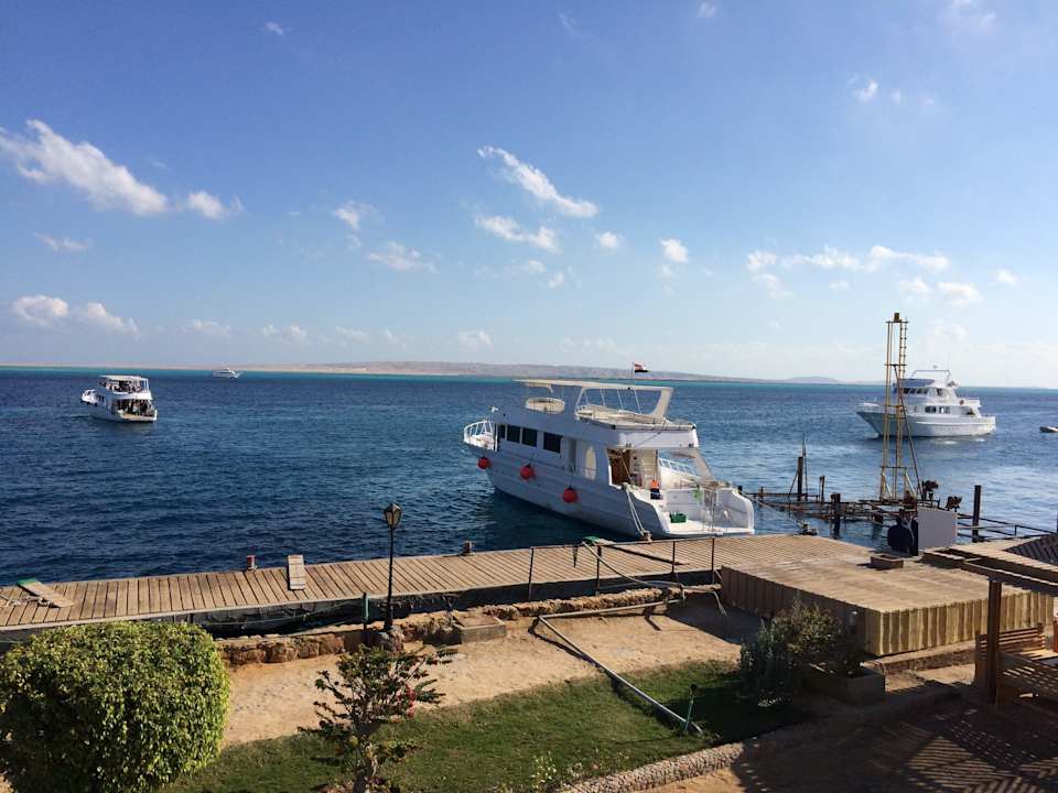 Blick vom Pool zum Strand SUNRISE Holidays Resort (Adults Only)