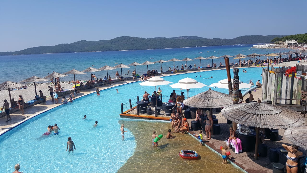 Pool bei der Bar Amadria Park Camping Mobile Homes