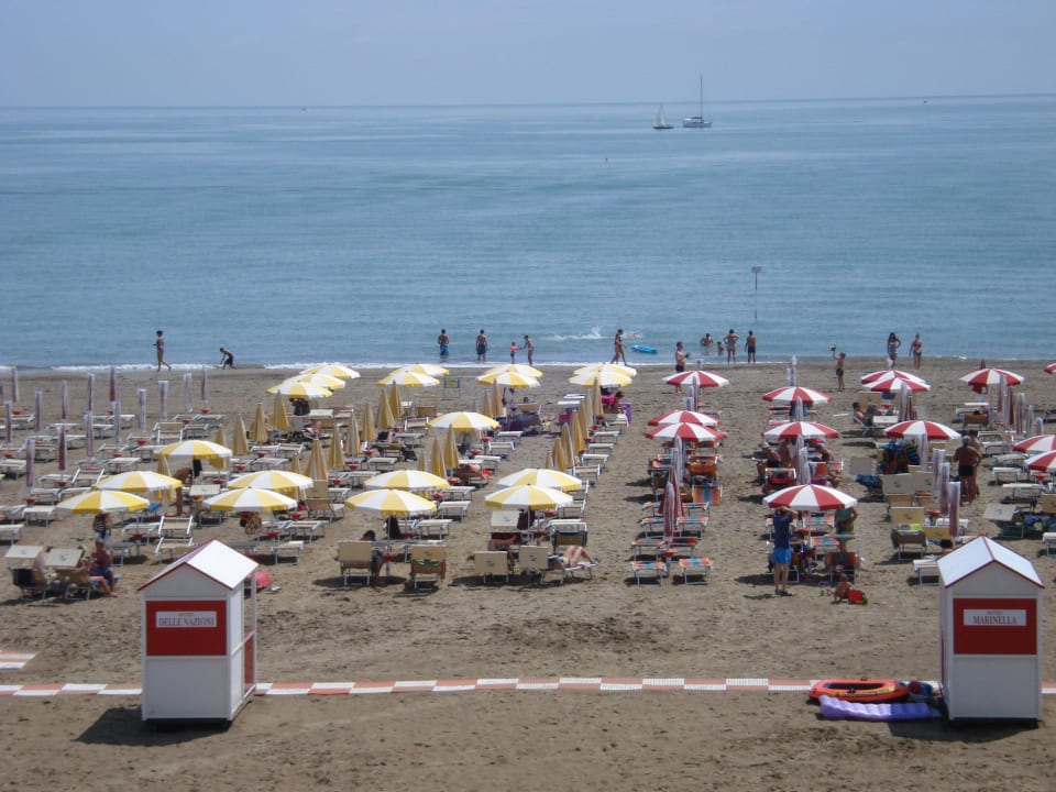 Vom Balkon, die gelben Schirme sind vom Hotel Hotel Delle Nazioni