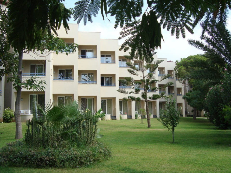 Frontansicht der Neubauten Labranda Alantur Resort