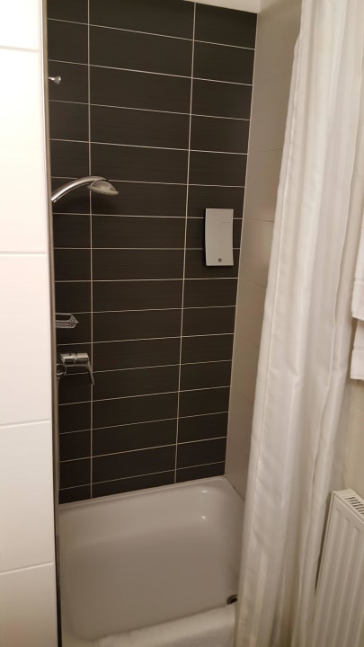 Dusche mit Vorhang im Bad TRYP by Wyndham Luebeck Aquamarin Hotel