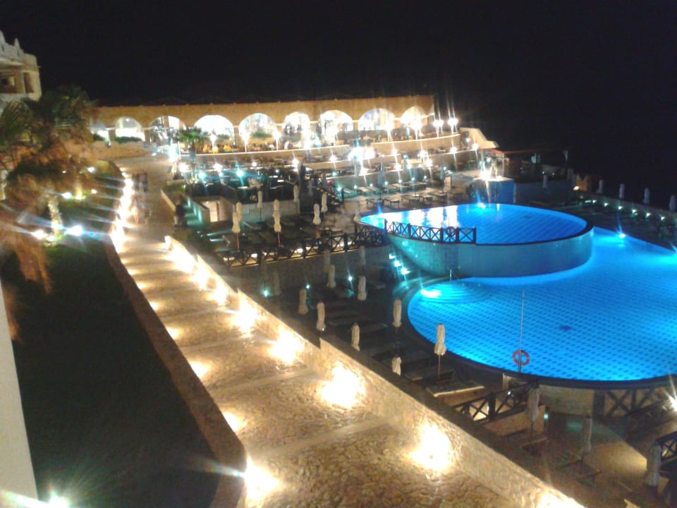 Pool bei Nacht Hotel Kalithea Horizon Royal