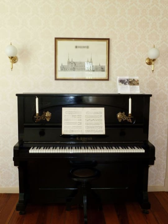 Jugendstil-Klavier im Frühstücksraum Pension Jepsen