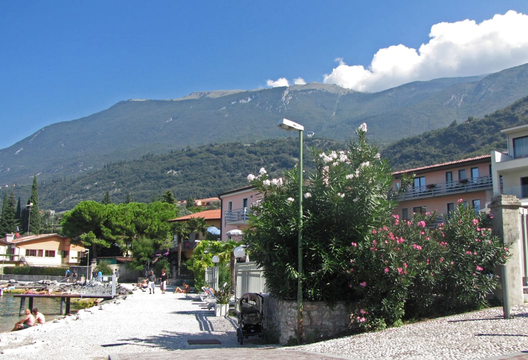 Seitenansicht von der Promenade aus Hotel Castello Lake Front