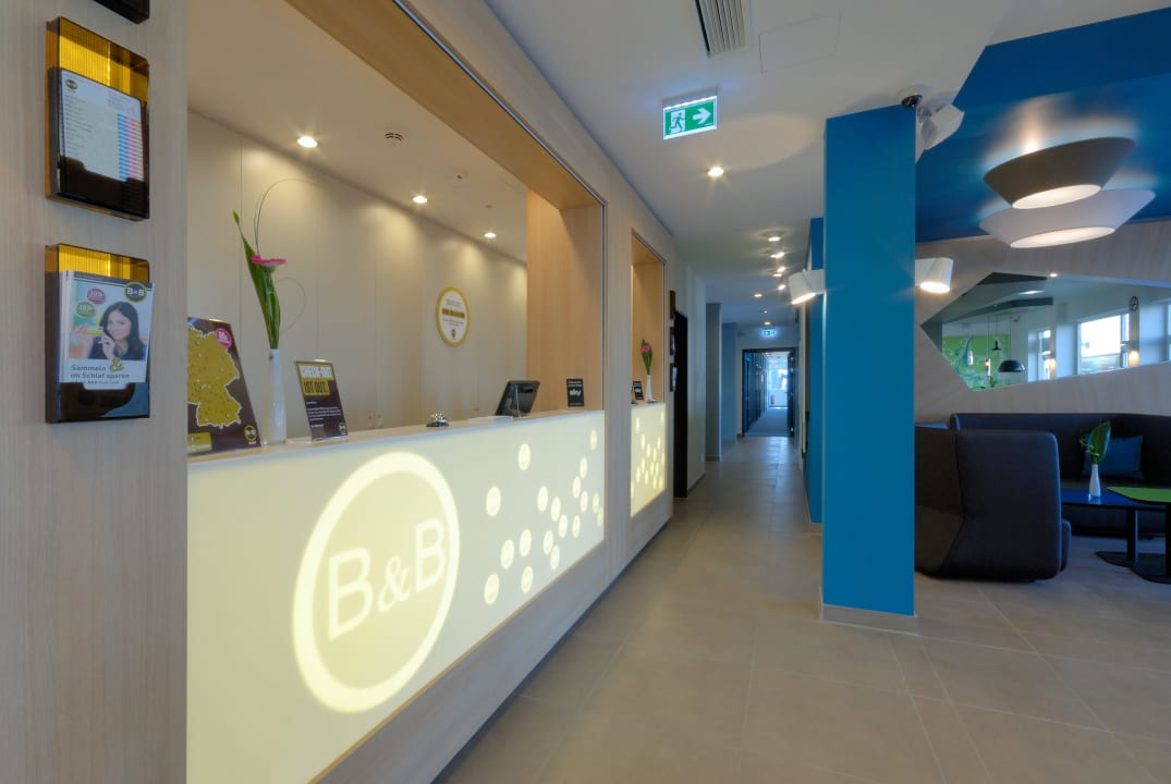 Rezeption B&B Hotel Paderborn