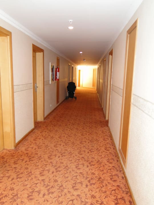 Weg zu den Zimmern im Block Alba Resort Hotel