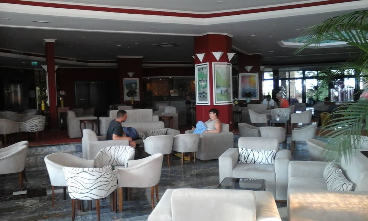 Gemütliches Sitzen in der Lobby Hotel Miramare Beach