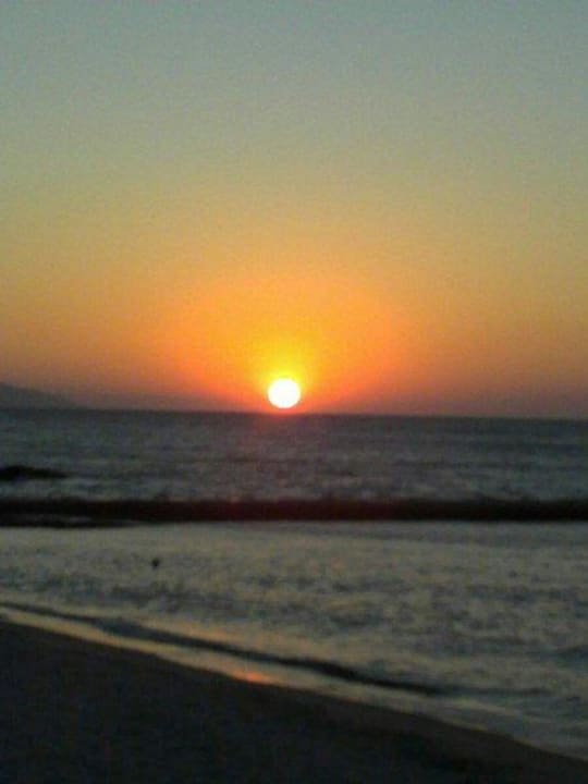 Sonnenaufgang am Hotelstrand Porto Bello Beach