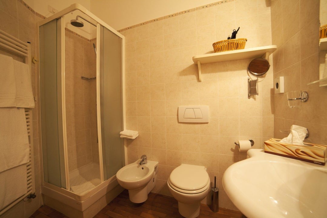 Bagno interno con doccia idromassaggio La Luma Hotel Restaurant