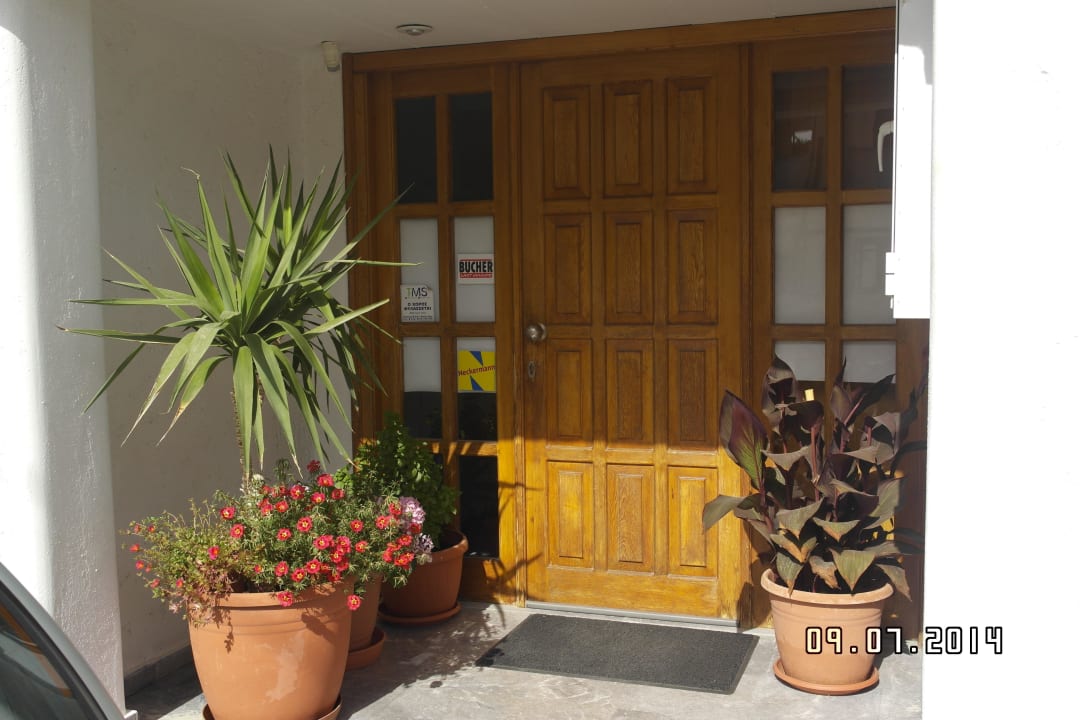 Boczne wejście do hotelu Hotel La Palma