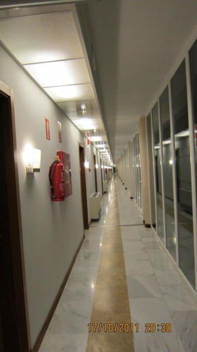 Flur zu den Zimmern Hotel Port Ciutadella