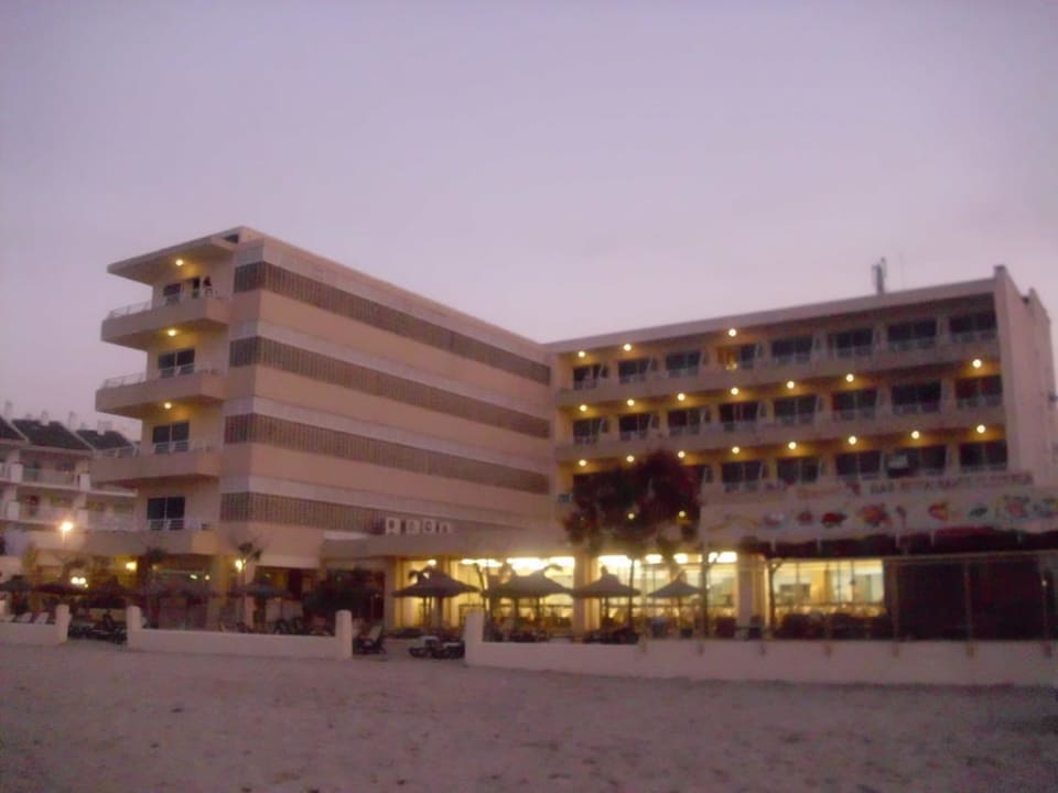 Blick vom Strand aufs Hotel The Sea Hotel by Grupotel - Adults only