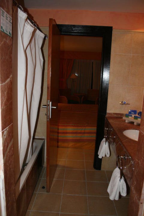 Blick aus dem Bad ins Zimmer Blau varadero - Adults only