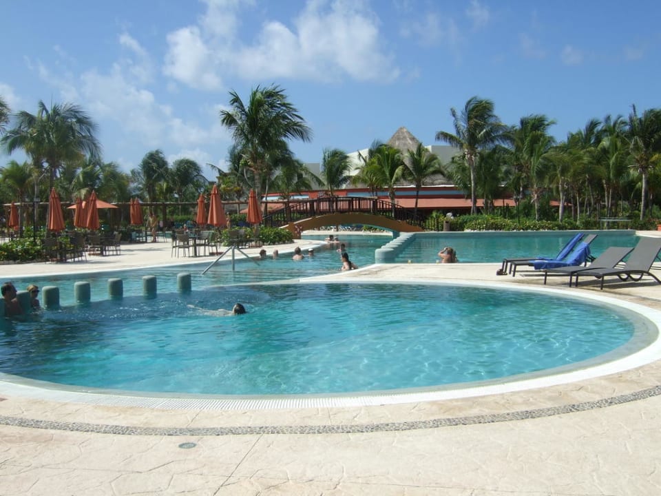 Blick über den Poolbereich Catalonia Playa Maroma