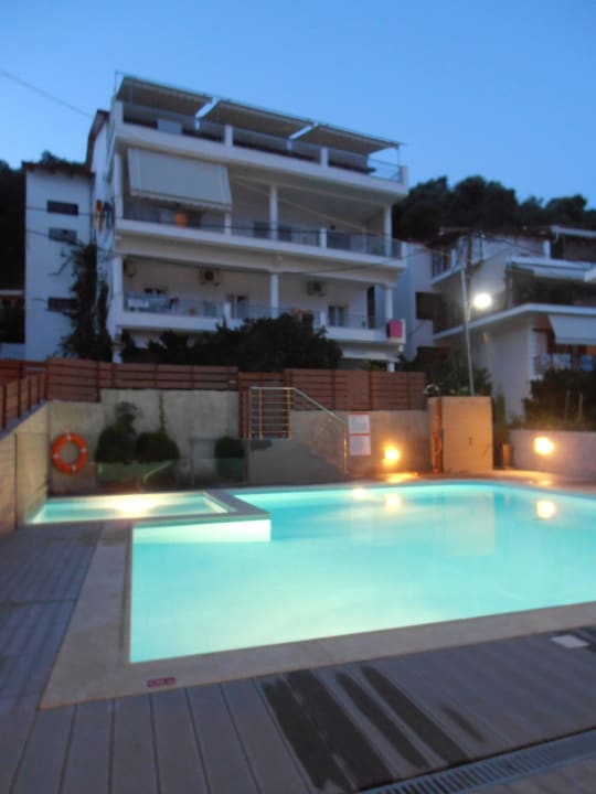 Aussenansicht am Abend Studios & Apartments Christina