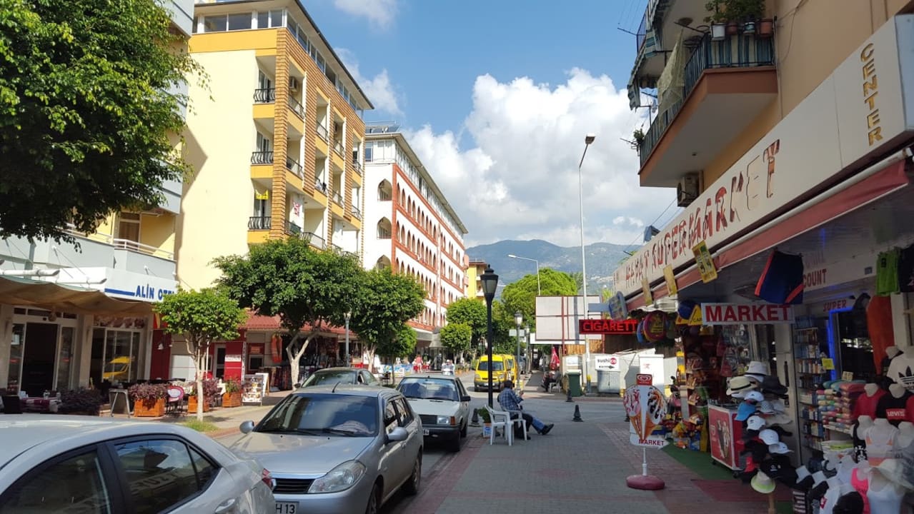 Das Hotelgebäude von der Straße aus gesehen (hinten links) Hotel Aslan City Kleopatra